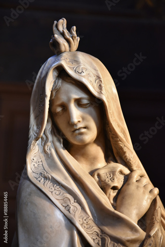 Statue de femme du mausolée Colbert de l'église Sint-Eustache à Paris, France © JFBRUNEAU