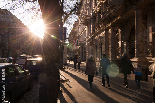 Photography Abendspaziergang bei Sonnenuntergang auf der Andrássy útca Straße in Budapest, d