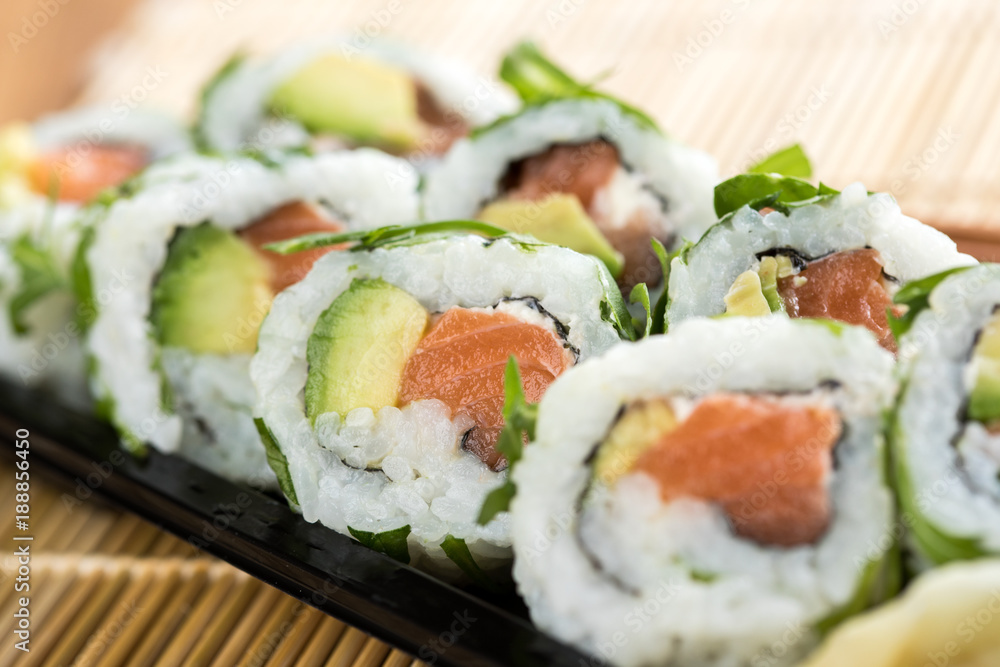 Lachs Avocado Rucola Inside Out Sushi in Lieferdienst Verpackung Lachs Avocado Rucola Inside Out Sushi in Lieferdienst Verpackung