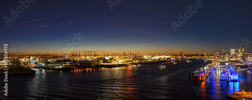 Panorama Hamburger Hafen bei Nacht