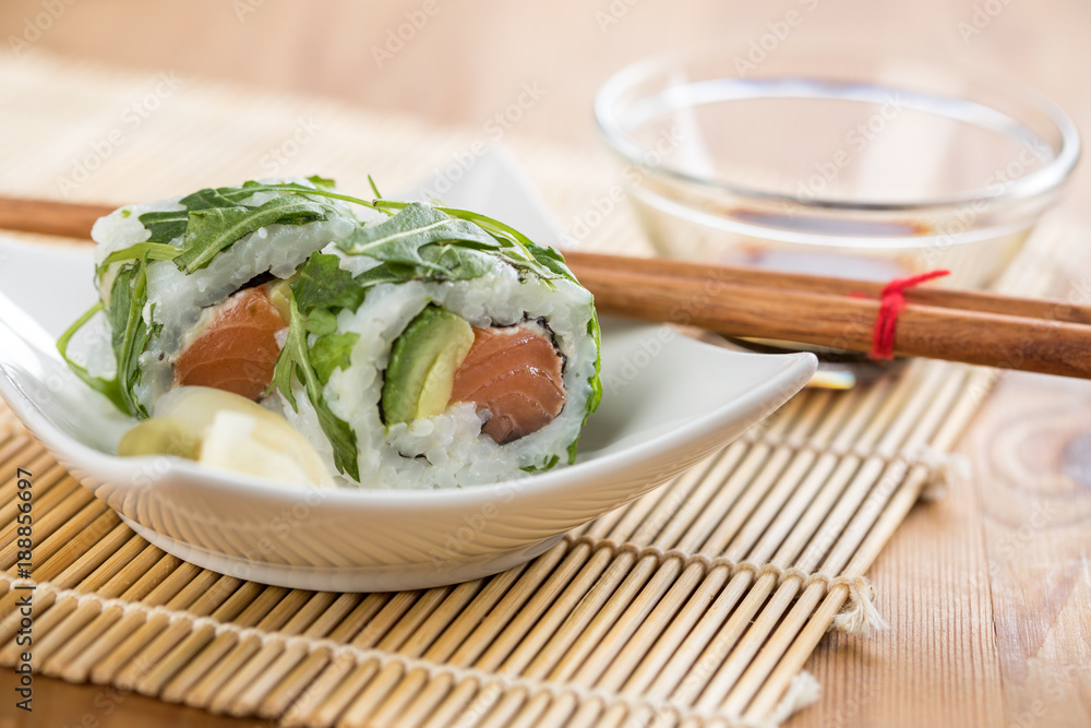 Zwei California Rucola Lachs Avocado Inside Out Sushi mit Sojasoße ... Zwei California Rucola Lachs Avocado Inside Out Sushi mit Sojasoße ...