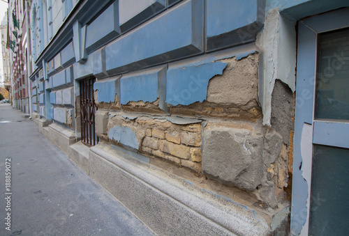 starke Schäden am Bauwerk aufgrund von Feuchtigkeit und fehlender Instandsetzung