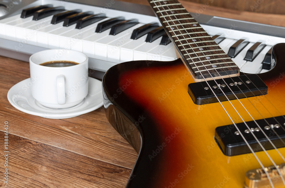Obraz premium Electro guitar, piano and cap of coffee