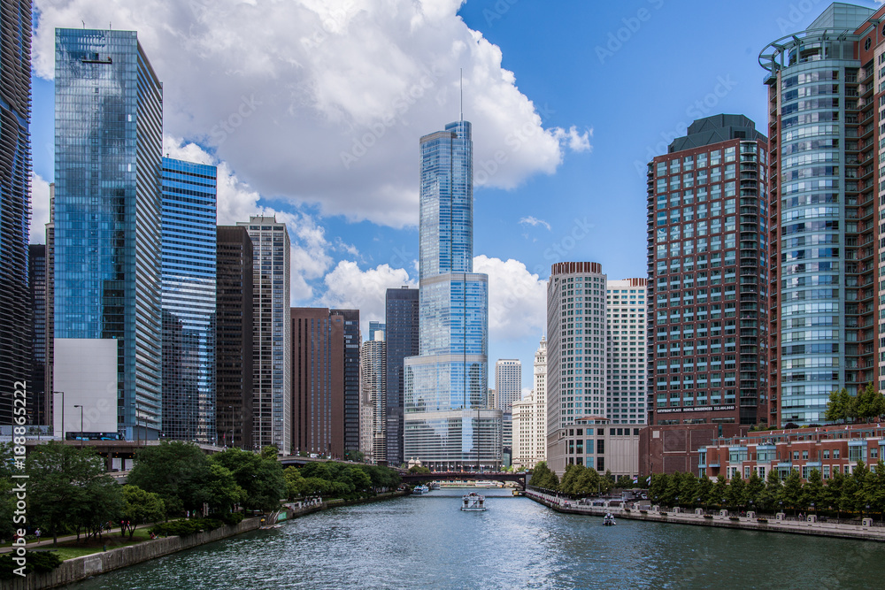 Fototapeta premium Skyline along the river in Chicago, Illinois