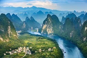 Leinwandbilder Guilin Li-Fluss bei Xingping mit Karstbergen  © aphotostory