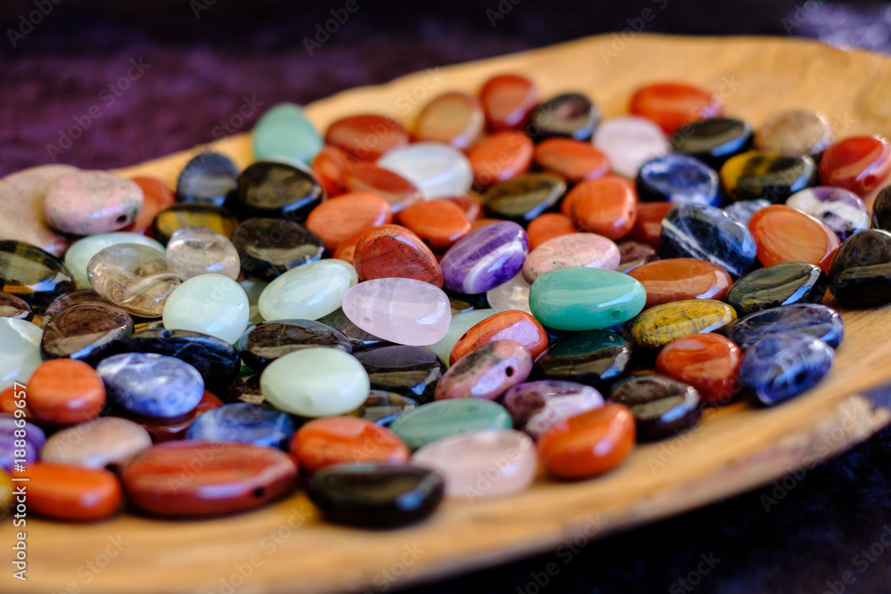 Collection de pierres naturelles fines mélangées, de couleurs différentes.