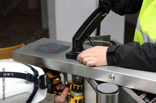 Elektronik składa alkomat i czytnik kart.