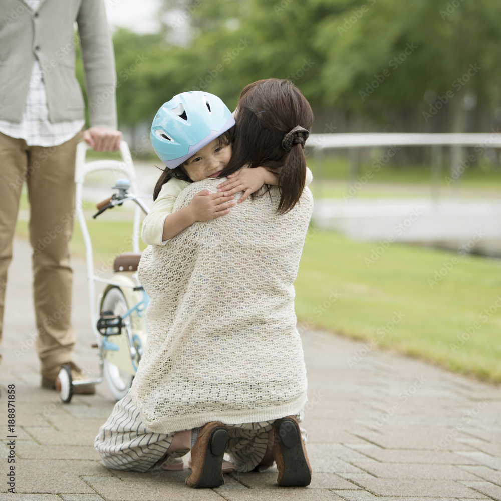 母親に抱きつく女の子 Stock 写真 Adobe Stock 母親に抱きつく女の子 Stock 写真 Adobe Stock