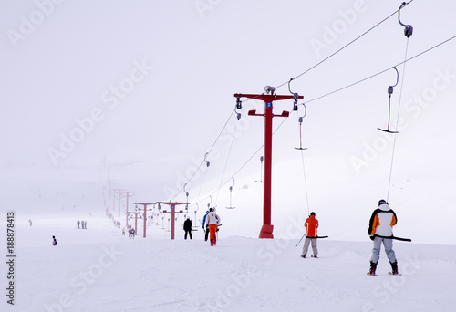 Kayak yapmak için teleski, telesiyej ile çıkış yapan insanlar. Kayseri Erciyes. photo