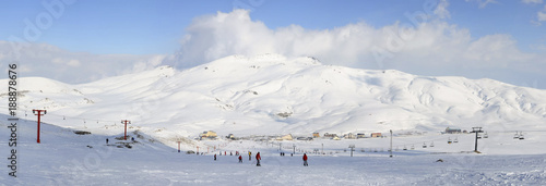 Kayak yapan insanlar ve panoramik dağ manzarası. Kayseri Erciyes. photo