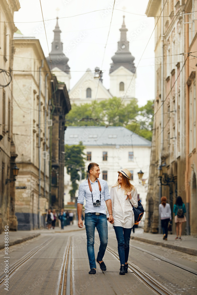 Φωτογραφία Travel. Tourist Couple Traveling, Walking On Street