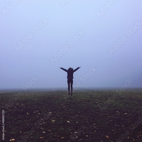una persona vola nella nebbia