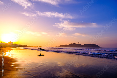冬の江の島サンライズと湘南サーファー