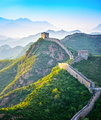 Leinwandbilder Chinesische Mauer Chinesische Mauer auf bewaldeten Bergen  © aphotostory