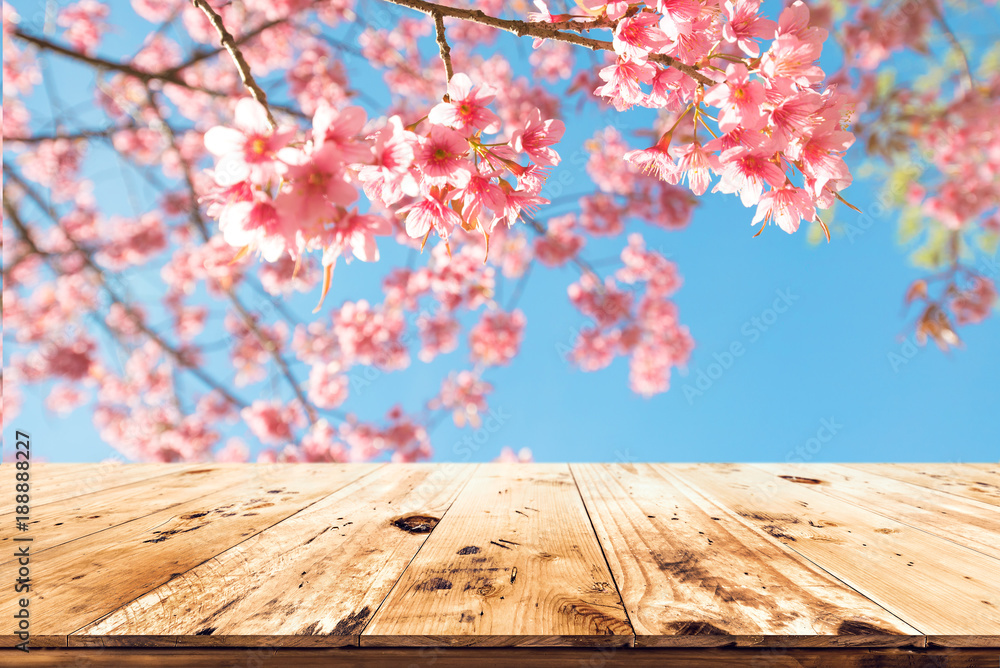 Φωτογραφία Top of wood table empty ready for your product and food display or montage with pink cherry blossom flower (sakura) on sky background in spring season