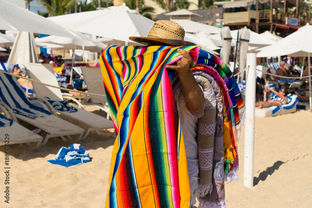 El hombre enseña su mantel en la playa Los Medanos en los Cabos. Stock  Photo | Adobe Stock