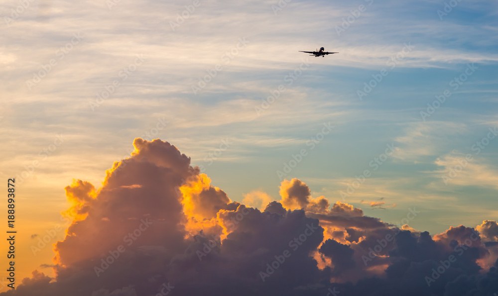 Obraz Samolot pasażerski odrzutowiec wysoko ponad chmurami