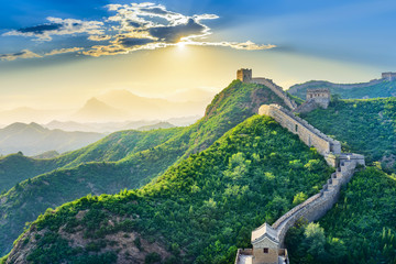 Fototapete Peking Chinesische Mauer im Bergpanorama  © aphotostory