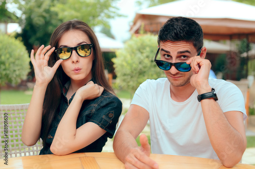 Quadro su tela Surprised Couple Wearing Matching Trendy Fashion Sunglasses