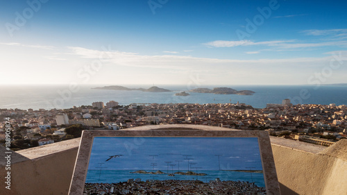 table d'orientation et vue sur les îles du Frioul à Marseille