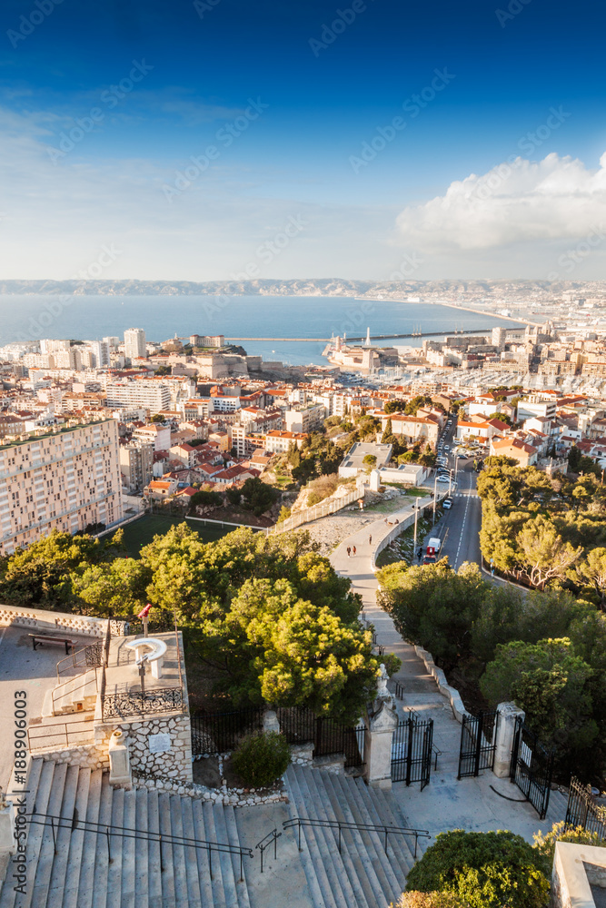 Fototapeta premium montée vers la Basilique Notre-Dame-de-la-Garde à Marseille