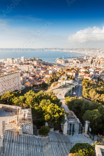 montée vers la Basilique Notre-Dame-de-la-Garde à Marseille