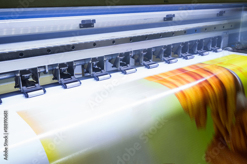 Format large inkjet printer working on vinyl banner