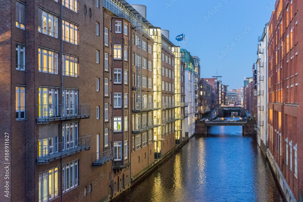 Abendstimmung an einem Kanal in Hamburg