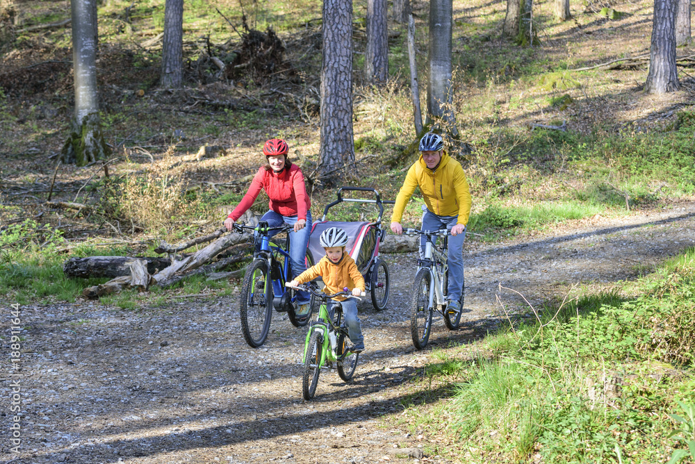 Fototapeta premium entspannte Radtour im schattigen Wald