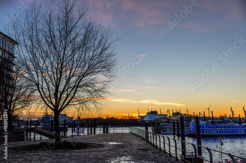 Sonnenuntergang am Hafen in Hamburg