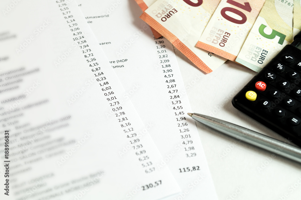Fototapeta premium finanzen - euroscheine und abrechnung auf dem schreibtisch