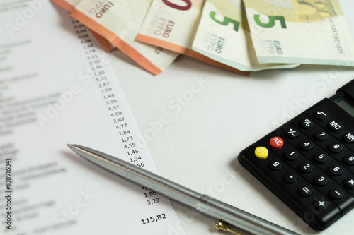 Wallpaper Mural buchführung - geldscheine mit taschenrechner und quittungen auf dem schreibtisch Torontodigital.ca