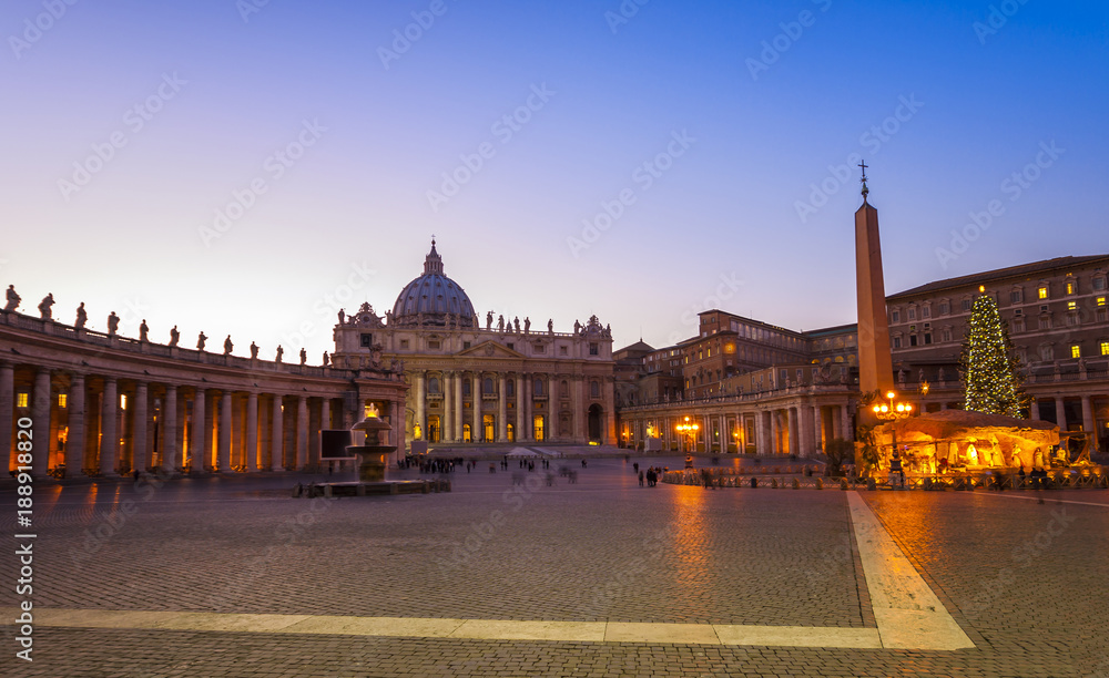 Place Saint-Pierre le soir, Vatican, Rome en Italie