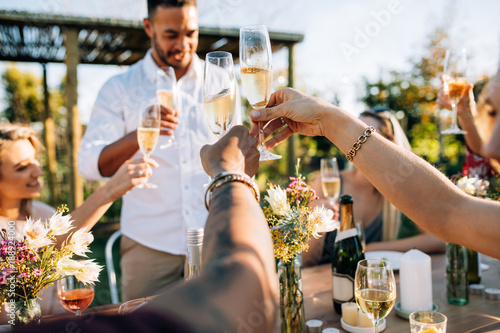 Canvas Print Group of people toasting drinks at a party