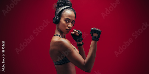 Valokuva Strong woman standing in fighting stance