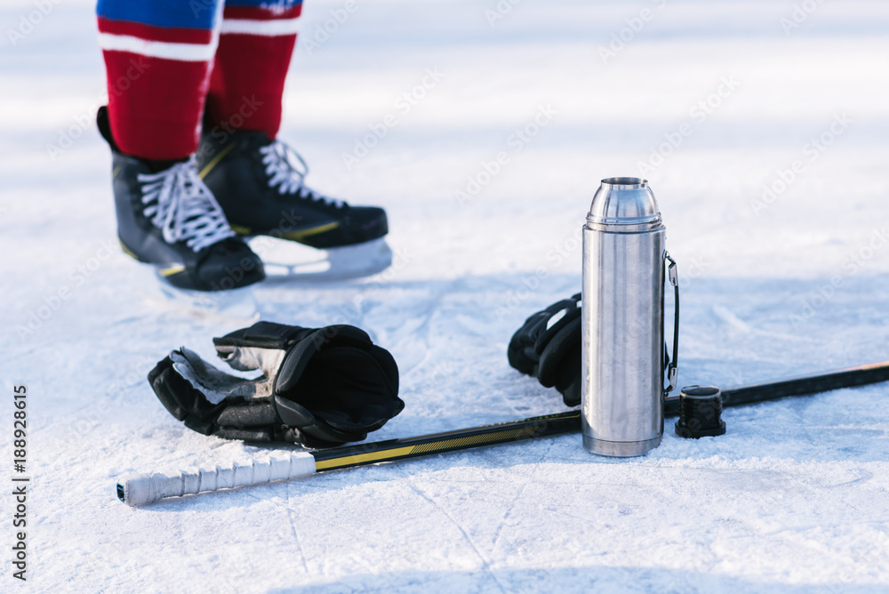 Fototapeta premium hockey player drinks tea before the game