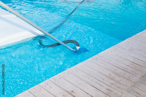 Swimming pool vacuum cleaner