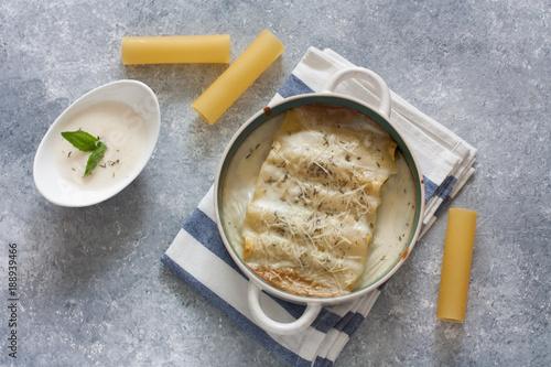 Cuadro en lienzo Pasta canneloni stuffed with mince
