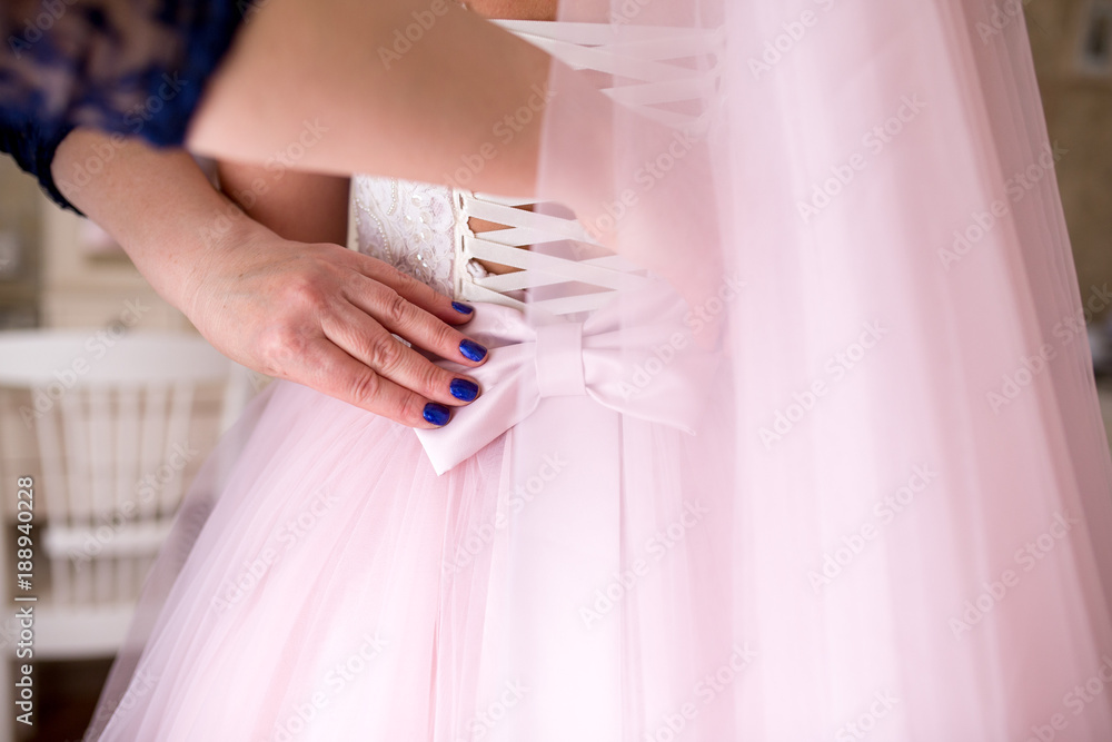 Obraz premium Assistant bow on wedding dress