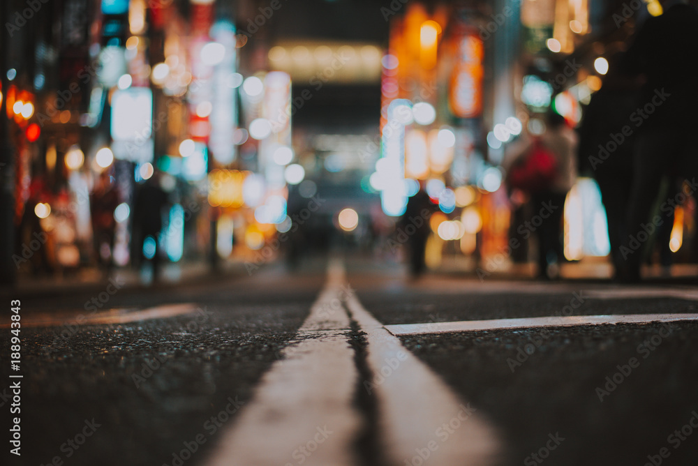 Naklejka premium Makro- widok ulica w Tokio przy nighttime, uliczna fotografia