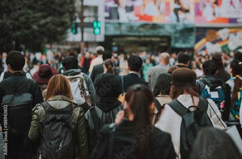 Fototapeta Naklejka Na Ścianę i Meble -  Mass of people crossing the street in Tokyo
