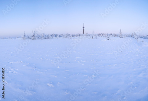 Winterlandschaft im Erzgebirge zum Sonnenaufgang © Alexander Erdbeer