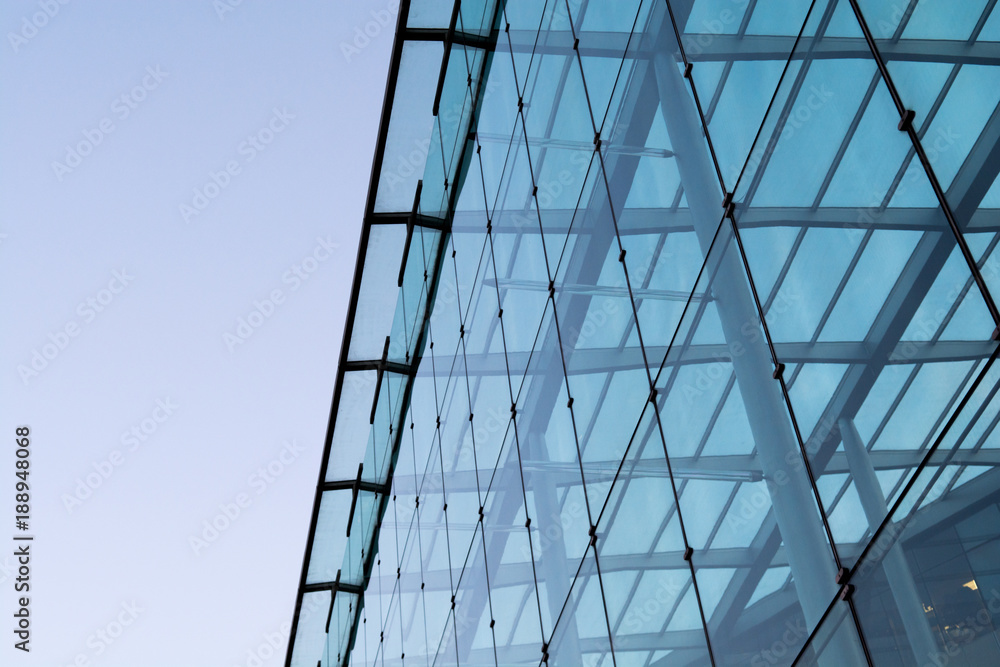 Obraz premium Office building with glass exterior on a clear day