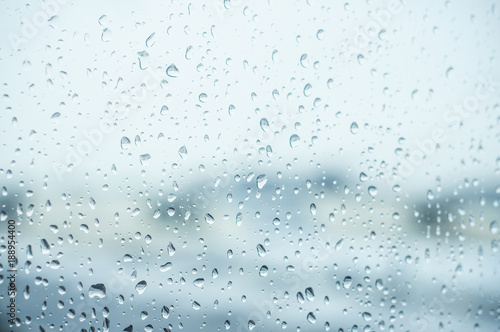détail gouttes de pluie sur une vitre photo