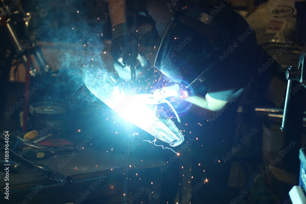 Soudure métal étincelles lumière bleue carrosserie Soudure métal étincelles lumière bleue carrosserie