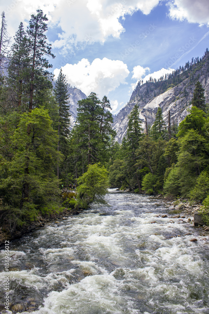 Obraz premium Yosemite Mist Trail River Tall Spring 2016