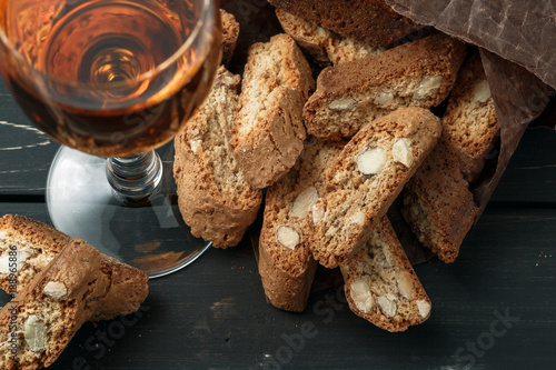 Obraz na płótnie Italian cantuccini biscuits and a glass of wine