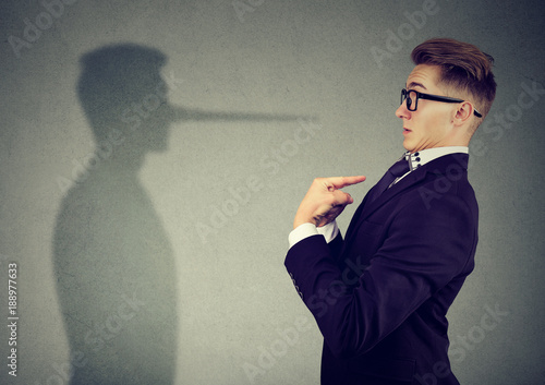 Tablou pe pânză Man pointing at himself while lying