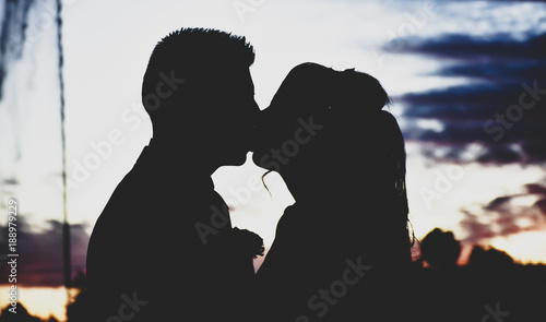 Schilderij op canvas silueta de pareja romantica postboda cielo colorido