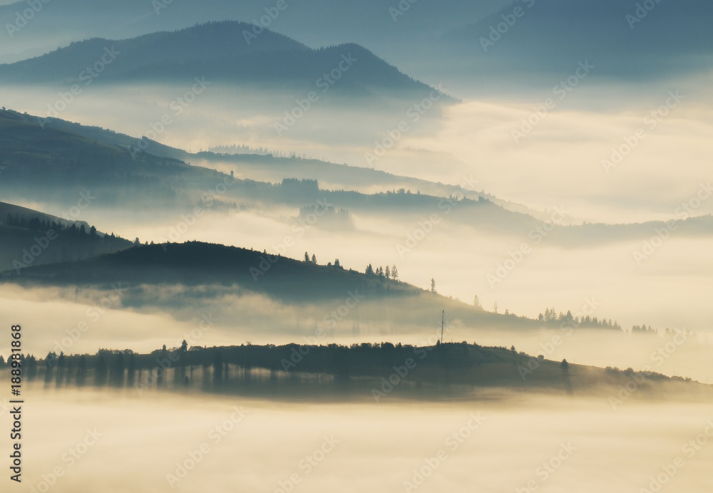 Obraz premium silhouettes of mountains. autumn morning in the Carpathian mountains. foggy dawn